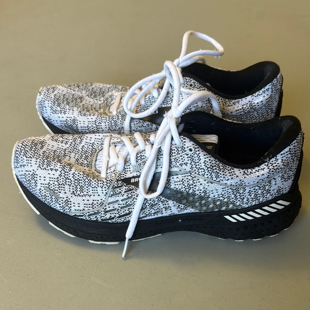 Brooks Adrenaline 21 Women's Sneakers - Black and White